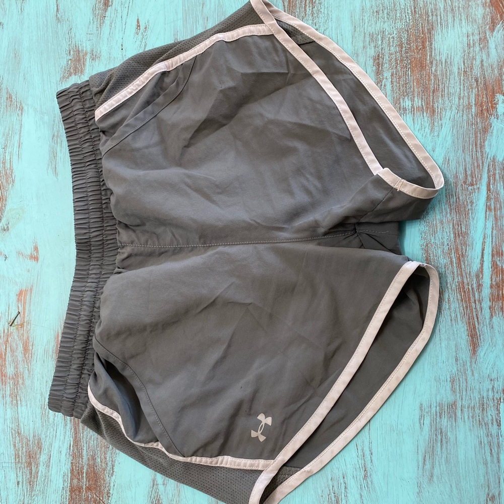 gray Under Armour athletic shorts